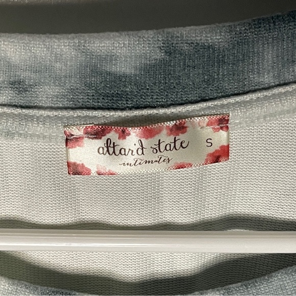 NWT Altar’d State Tie Dye Elastic Hem Cropped Shirt Size Small Blue White New - Picture 4 of 7